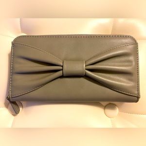 BETSEY JOHNSON Greige zippy long wallet